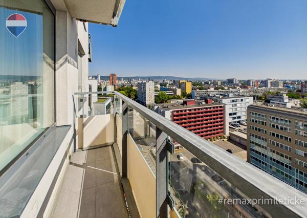 Priestranný 2-izbový byt s balkónom, parkovaním, Jarabinková